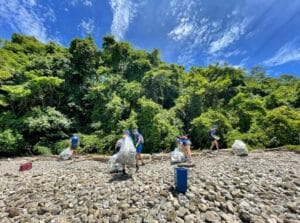 volontaire nettoyage plage costa rica