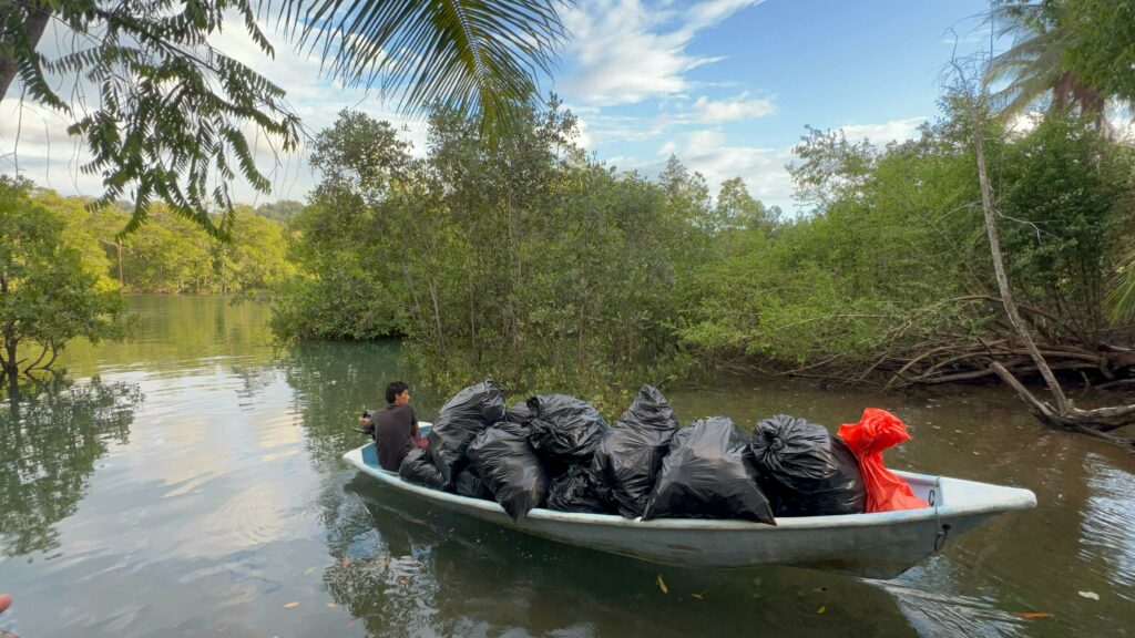 Transporte de basura de la playa al centro de acopio