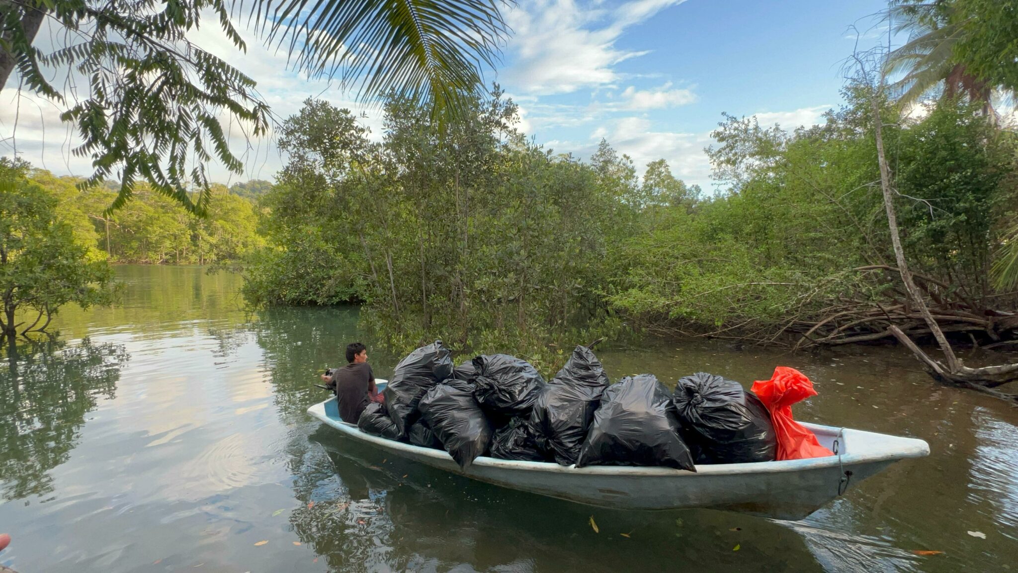 Transporte de basura de la playa al centro de acopio